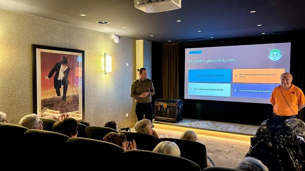 Dans la salle de projection de la résidence